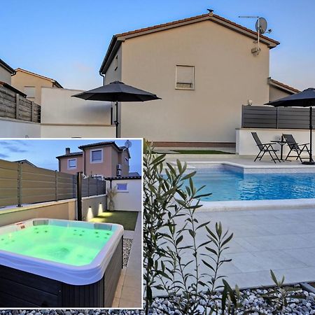 Casa Tara Three-Bedroom Holiday Home Pula Exteriör bild