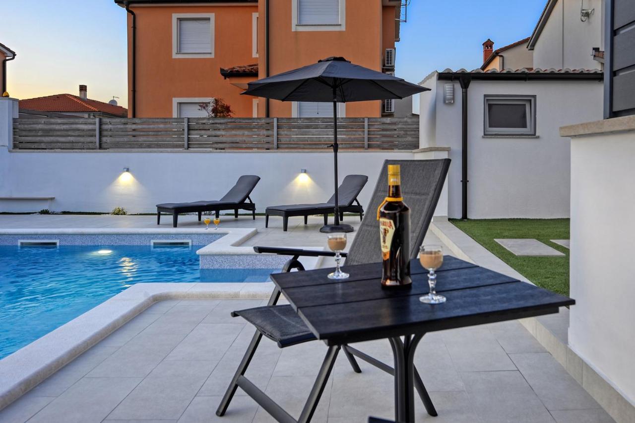 Casa Tara Three-Bedroom Holiday Home Pula Exteriör bild