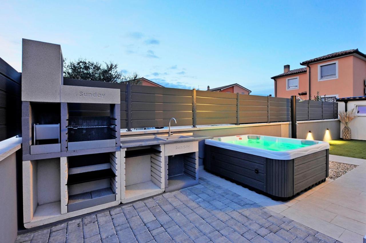 Casa Tara Three-Bedroom Holiday Home Pula Exteriör bild