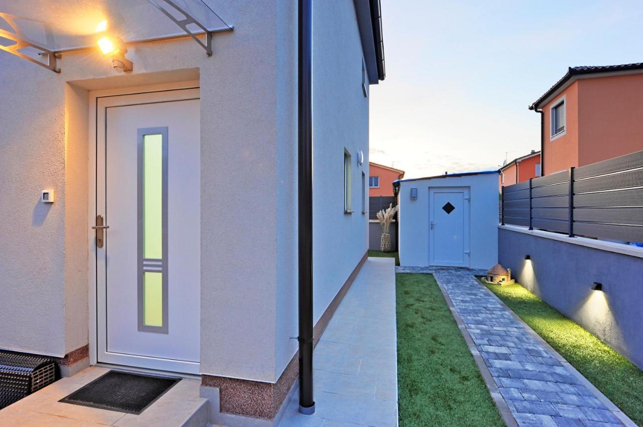Casa Tara Three-Bedroom Holiday Home Pula Exteriör bild