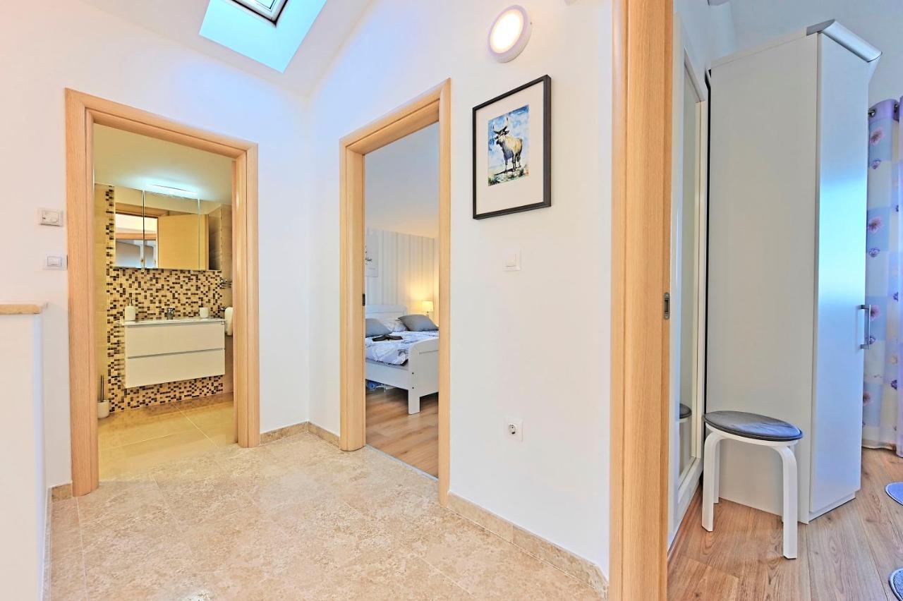 Casa Tara Three-Bedroom Holiday Home Pula Exteriör bild