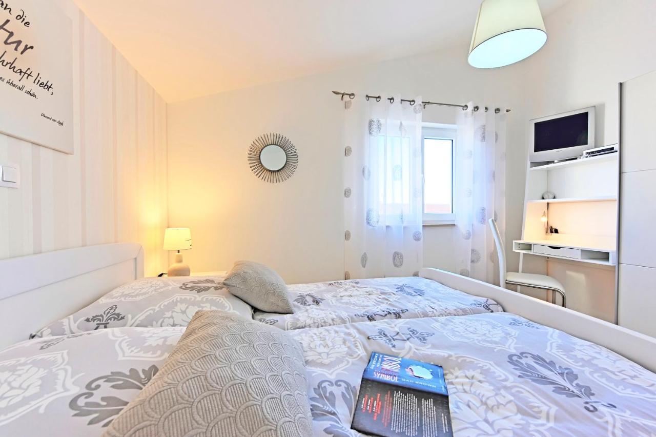 Casa Tara Three-Bedroom Holiday Home Pula Exteriör bild
