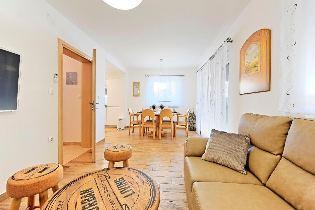 Casa Tara Three-Bedroom Holiday Home Pula Exteriör bild