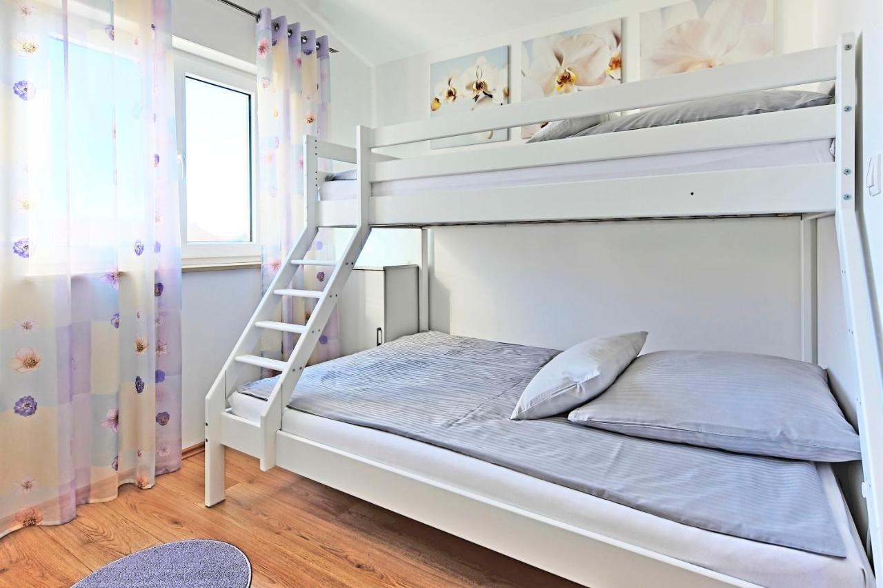 Casa Tara Three-Bedroom Holiday Home Pula Exteriör bild