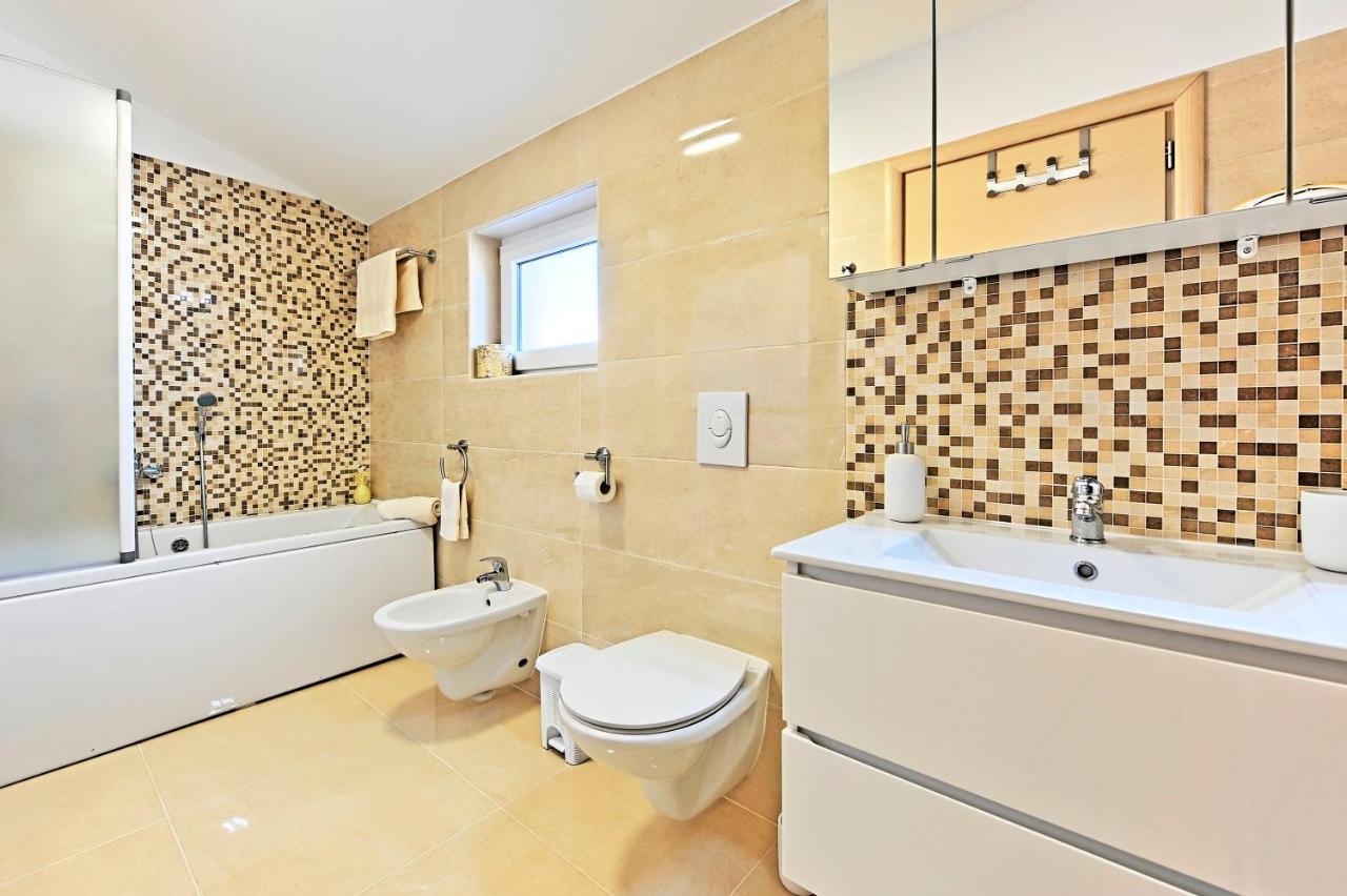 Casa Tara Three-Bedroom Holiday Home Pula Exteriör bild