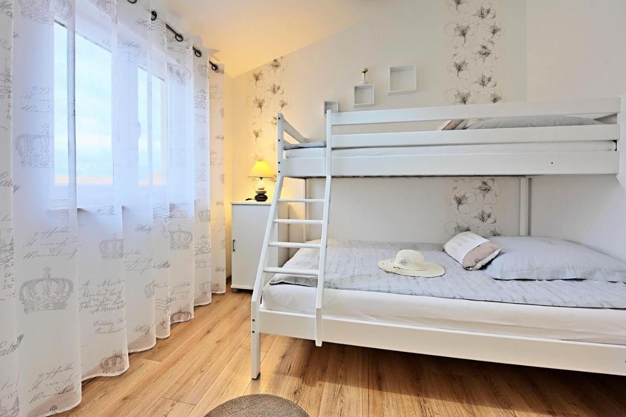 Casa Tara Three-Bedroom Holiday Home Pula Exteriör bild
