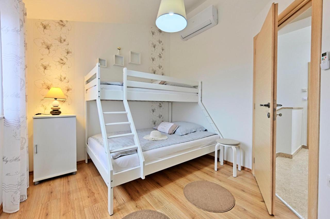 Casa Tara Three-Bedroom Holiday Home Pula Exteriör bild
