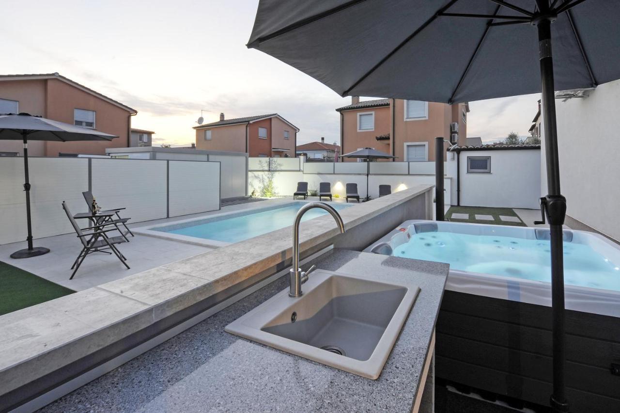 Casa Tara Three-Bedroom Holiday Home Pula Exteriör bild