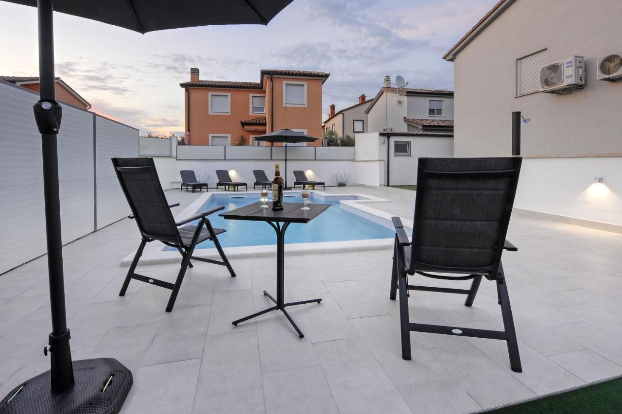 Casa Tara Three-Bedroom Holiday Home Pula Exteriör bild
