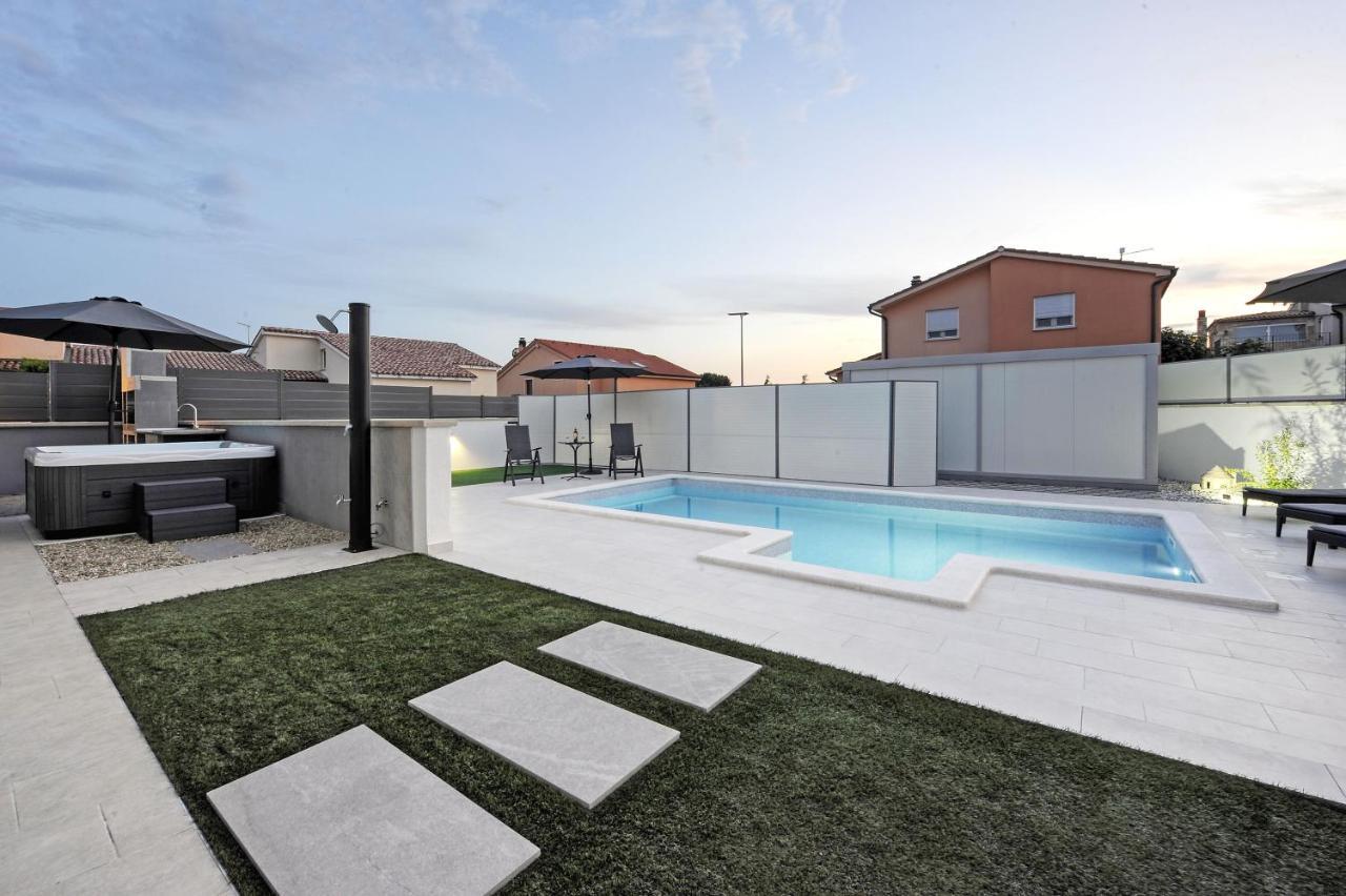 Casa Tara Three-Bedroom Holiday Home Pula Exteriör bild